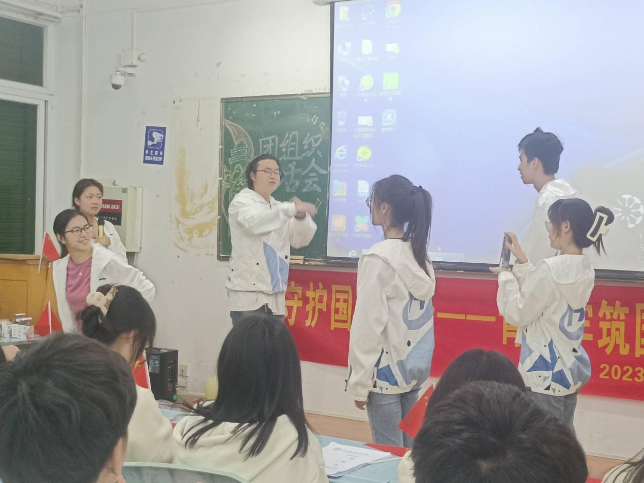 一群人在台上演讲描述已自动生成