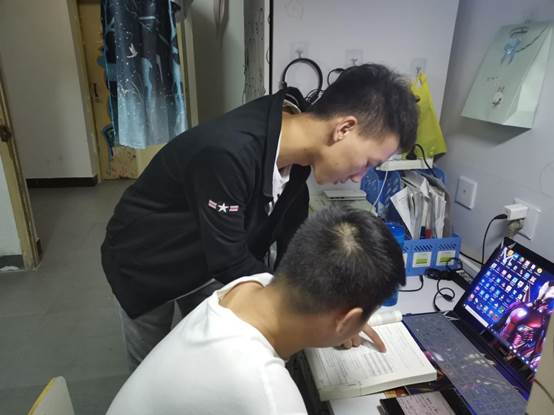 图片包含 男孩, 室内, 人, 小孩描述已自动生成