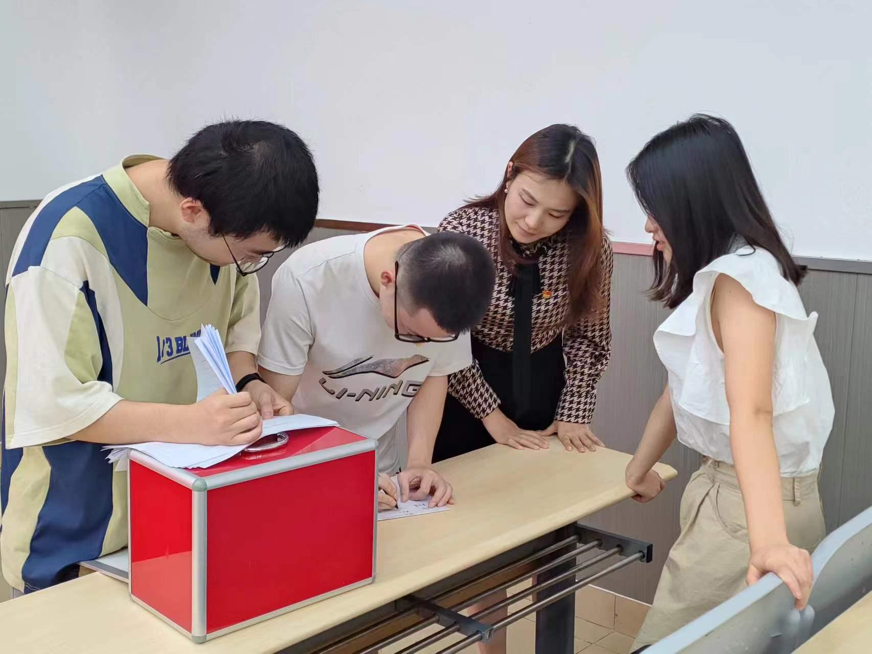 图片包含 游戏机, 电脑, 桌子, 女人描述已自动生成
