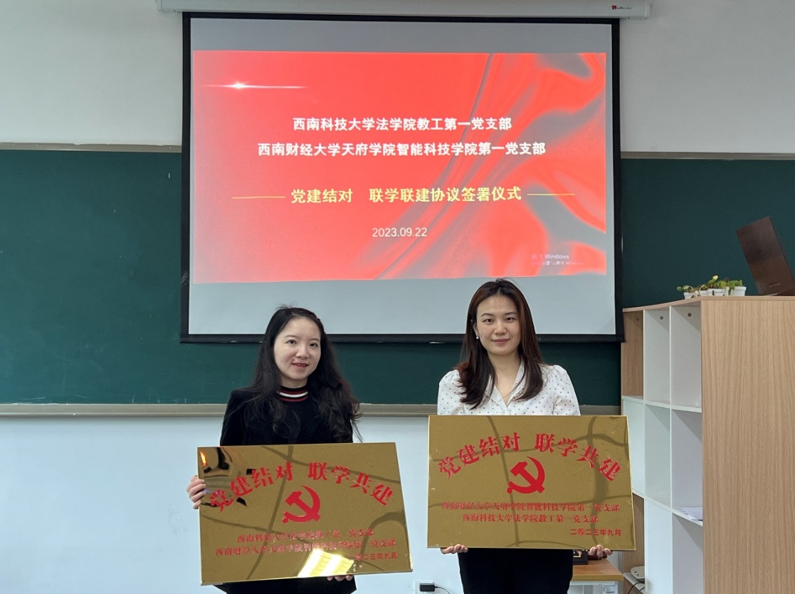 墙上的海报描述已自动生成