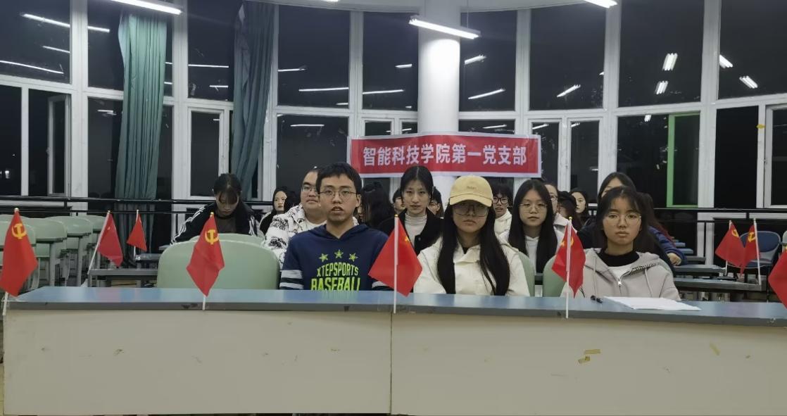 一群人站在台上中度可信度描述已自动生成