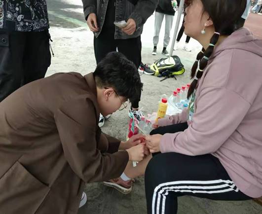 一群人正在聊天描述已自动生成